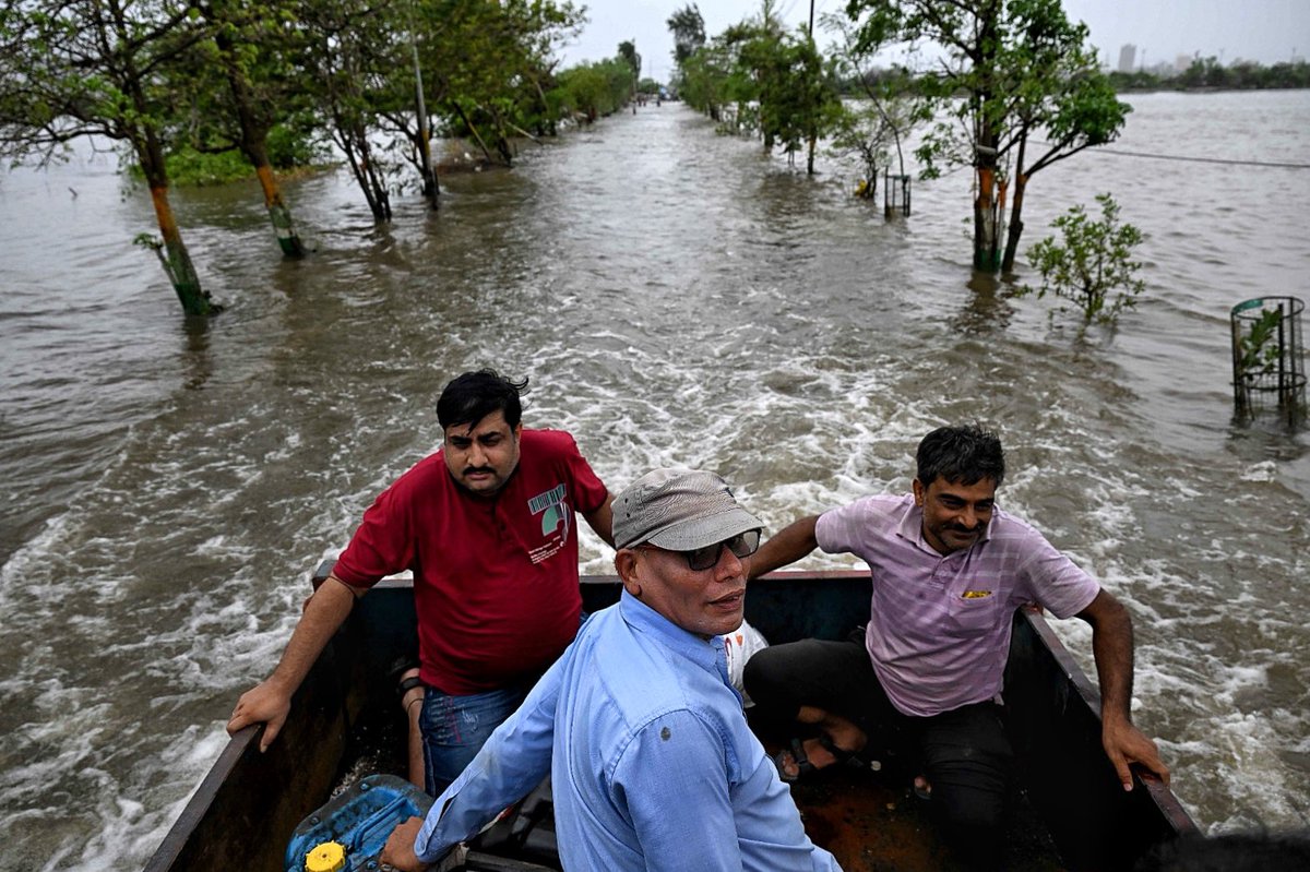 ShanthkumarSl's tweet photo. When the Headlines Left, the Flood Remained.
Beyond the headlines, Nalasopara was still underwater. Families endured four days without power, drinking water or medical care. I documented the people still waiting to be seen. https://t.co/oAkwzs7UwO