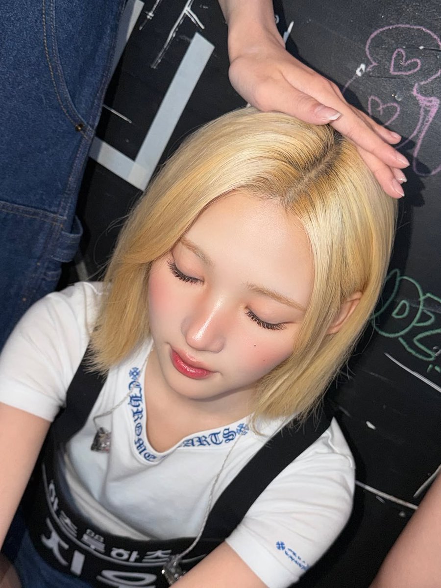 juunblokm's tweet photo. juun has been patting unnie a lot lately https://t.co/SgqzACBG17