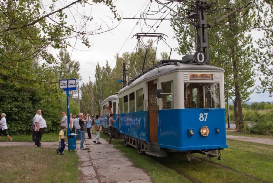 krakow_pl's tweet photo. #Krakow #KrakowskaLiniaMuzealna #autobusy #tramwaje #MPK #ZTP 
To będzie weekend z zabytkami! W sobotę i niedzielę na krakowskie ulice wyjadą trzy wyjątkowe linie, które będą obsługiwane zabytkowym taborem - autobusami i tramwajami. 
W sobotę, 11 lipca pasażerowie będą mogli skorzystać z przejazdu wieczorno-nocną linią tramwajową nr 66.
W niedzielę, 12 lipca – na trasę wyjedzie tradycyjna zabytkowa linia tramwajowa nr 0. Dodatkową atrakcją będzie specjalna linia autobusowa nr 500. 
📷 Jan Graczyński/ https://t.co/tZgIasjD2g
https://t.co/RmrG22Hbgp