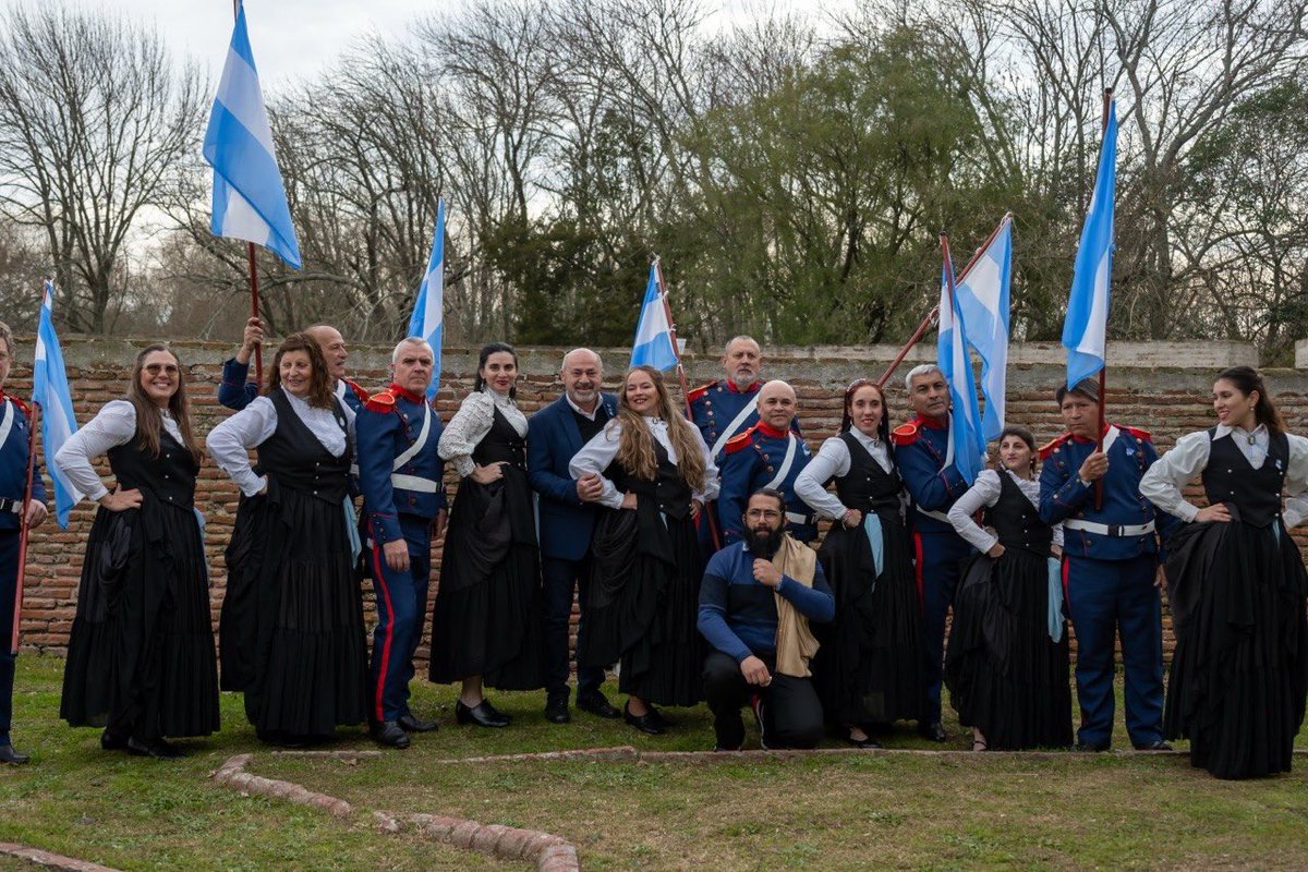 MarioSeccoOK's tweet photo. ¡VIVA LA PATRIA! 🇦🇷

📍En el Fuerte Barragán, jardín de nuestra Nación, llevamos adelante el acto por el Dia de la Independencia. Junto a vecinos e instituciones de la ciudad, disfrutamos de un encuentro cargado de tradicionalismo y sentido de pertenencia, en el que disfrutamos de las presentaciones de los grupos de baile El Chasqui, El Ceibal, de los cantores Daniel Marcial y Anibal Mombiela y la de la Banda Infanto Juvenil del Bicentenario.

Con mucho orgullo, levantamos la bandera argentina en este y en cada dia, haciendo honor a quienes lucharon por un país libre, justo y soberano para todos.💪
