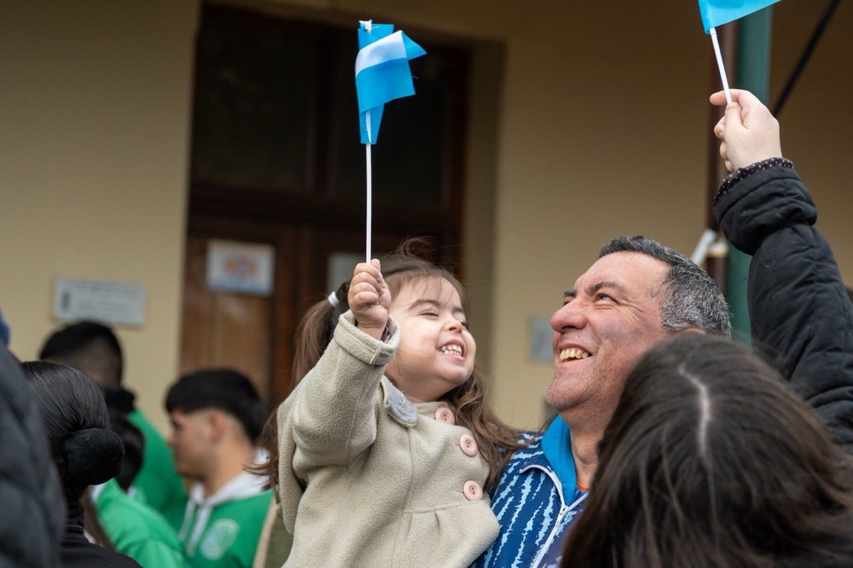 MarioSeccoOK's tweet photo. ¡VIVA LA PATRIA! 🇦🇷

📍En el Fuerte Barragán, jardín de nuestra Nación, llevamos adelante el acto por el Dia de la Independencia. Junto a vecinos e instituciones de la ciudad, disfrutamos de un encuentro cargado de tradicionalismo y sentido de pertenencia, en el que disfrutamos de las presentaciones de los grupos de baile El Chasqui, El Ceibal, de los cantores Daniel Marcial y Anibal Mombiela y la de la Banda Infanto Juvenil del Bicentenario.

Con mucho orgullo, levantamos la bandera argentina en este y en cada dia, haciendo honor a quienes lucharon por un país libre, justo y soberano para todos.💪