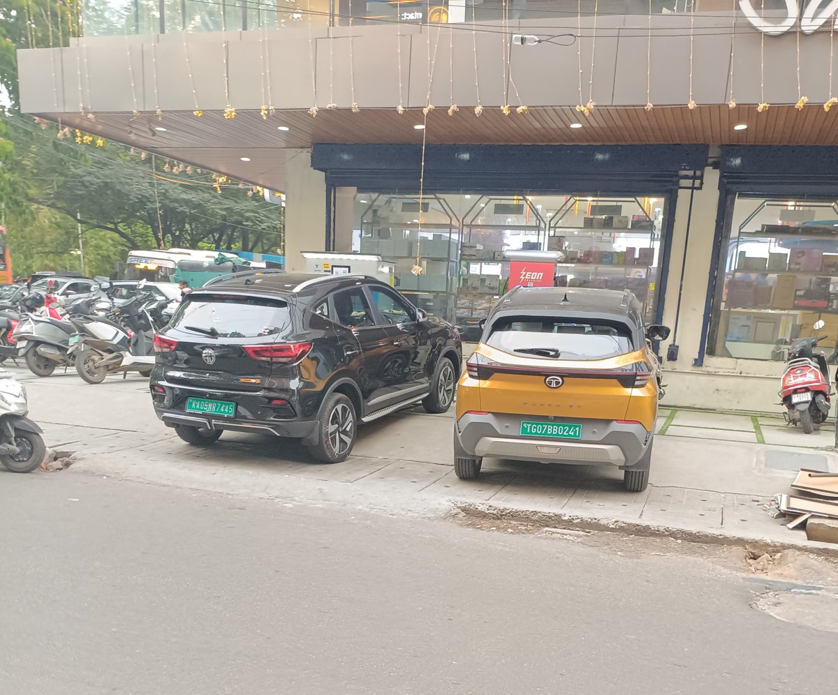 Anandagundurao's tweet photo. Sarakki Main Road JP Nagar 1st Phase near Marenahalli Main Rd next to Sangeetha show room is modified &amp; converted to a charging station forcing pedestrians to walk on the road @comm_blr_south @ICCCBengaluru @Jointcptraffic @krishnabgowda Please restore the footpath with barricade https://t.co/pb92EOYL5v