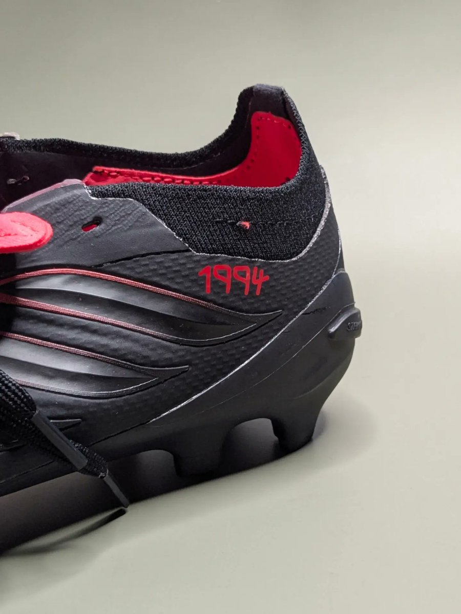 Footy_Headlines's tweet photo. 💣⬛🟥 Special Adidas Predator 26 "1994" Leather Boots Leaked

📷 bootstitan https://t.co/NdNkQJhpMI