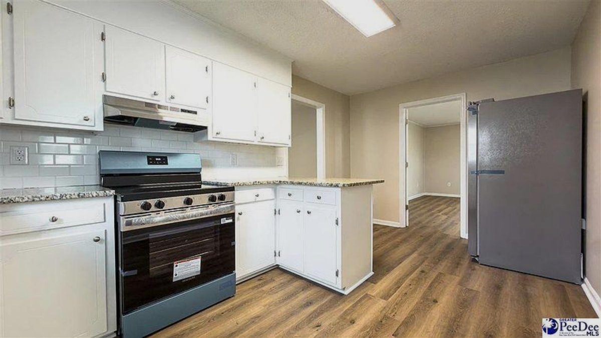 Jason_Caulder's tweet photo. Welcome home to 319 Floyd Ave! 🏡 This stunning 4-bedroom, 2-bath remodel in Lake City, SC, is officially on the market for just $179,900. ✨ From the fresh LVP flooring to the sleek kitchen with stainless steel appliances, every inch of this 1,300 home has been thoughtful. https://t.co/dwH5VaqXFW