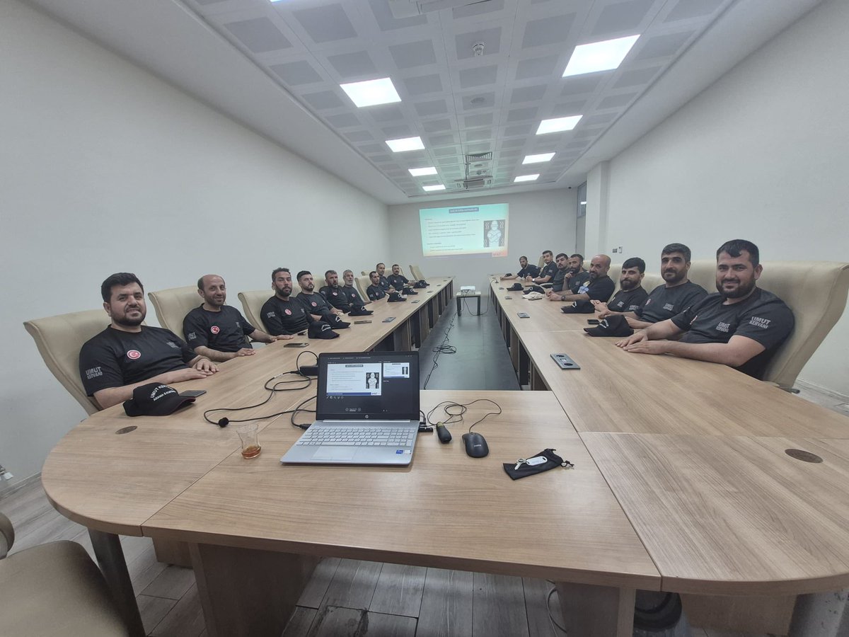UmutAfetYonetim's tweet photo. Ekiplerimizin Eğitim Süreçleri Devam Ediyor…

Adıyaman Arama Kurtarma ekibimiz, olası afet ve acil durumlara daha etkin müdahale edebilmek amacıyla gerçekleştirilen navigasyon, kampçılık ve haberleşme eğitimlerini başarıyla tamamladı…

Eğitimlerde ekiplerimiz; arazide yön bulma, güvenli kamp alanı oluşturma ve kesintisiz haberleşme konularında kapsamlı eğitim alarak bilgi ve becerilerini geliştirdi…