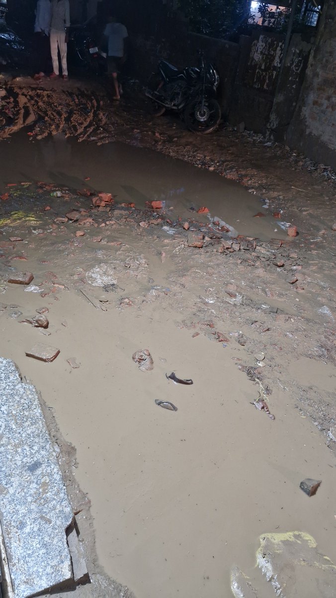 KritikaMurari's tweet photo. Welcome to Saket.This road has been dug up for months,One spell of rain and it's impossible to walk without wading through mud and stagnant water.Paying thousands for this?Repair,restore basic civic infrastructure @MCDDelhi @LtGovDelhi @CMODelhi #Delhi #Saket #InfrastructureFail https://t.co/pZO2sZBTDY