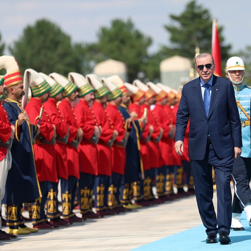 siyahsancakx's tweet photo. 🔴 Bulgar yazar Sophia Proneikos: 

▪️"Tarihin beni şaşırtmaktan asla vazgeçmeyen bir huyu var: Neredeyse hiçbir zaman yok olmuyor."

▪️"Sadece kendini o kadar zarif bir şekilde sunmayı öğreniyor ki, modern insanlar ona artık ‘tören protokolü’ demeye başlıyor."

▪️"İşte tam da bu yüzden, Ankara’daki NATO Zirvesi’nin en büyüleyici sahnesi müzakere masası etrafında yaşanmadı."

▪️"Bu sahne, 21. yüzyılın en güçlü askerî ittifakının liderleri Cumhurbaşkanlığı Külliyesi’nde, karşılarında Osmanlı İmparatorluğu’nun farklı yüzyıllarını temsil eden tarihî üniformalı askerler dururken, dünyanın en eski askerî bandosu olan ‘Mehter’in sesiyle karşılandığında, henüz ilk el sıkışmadan bile önce filizlendi."

▪️"Ne olağanüstü bir tarihsel süreklilik duygusu: Savaş sonrası dünyanın bir simgesi olarak 1949’da kurulan bir askerî ittifak, kökleri on üçüncü yüzyıla kadar uzanan bir askerî geleneğin müziği eşliğinde bir cumhurbaşkanlığı sarayına adım atıyordu."

▪️"Mehter hiçbir zaman sıradan bir askerî bando değildi; o bir silahtı."

▪️"Osmanlı orduları Belgrad’a, Konstantinopolis’e, Rodos’a, Mohaç’a ya da Viyana’ya yürüdüğünde ilk duyulan şey devasa ‘kös’ davullarının gürlemesi olur, ardından ‘zurna’ların keskin sesi, pirinç borular ve birbirine çarpan ziller gelirdi; çünkü bu müzikorduya yalnızca eşlik etmez, bizzat ordunun bir parçasını oluştururdu."

▪️"Amacı askerleri eğlendirmek değil, düşmanı daha savaş bile başlamadan önce üzerlerine koskoca bir imparatorluğun yürümekte olduğuna ikna etmekti."

▪️"Avrupa'nın Osmanlı İmparatorluğu ile karşılaşmalarından sonra Batı ordularının Osmanlı davullarını, zillerini ve daha sonra Mozart, Haydn ve Beethoven’ın müziklerine bile sızacak olan o ‘Türk tarzı’nı (Alla Turca) yavaş yavaş benimsemesi bir tesadüf değildir; çünkü tarih bir medeniyeti bazen kılıçla fethetmez."

▪️"Bir ritim yeterlidir."

▪️"İşte bu töreni bu kadar büyüleyici bulmamın sebebi de tam olarak buydu; birilerinin Osmanlı İmparatorluğu’nu canlandırmaya çalışması değil, Türkiye’nin büyük medeniyetlerin her zaman anladığı bir şeyi çok iyi bilmesiydi: Geçmiş bir yük değil, bir dildir ve bu dili konuşmayı bilen uluslar tarihlerini asla sadece konuşmalarla anlatmazlar; çünkü bazen birkaç davul vuruşu yeterlidir."
