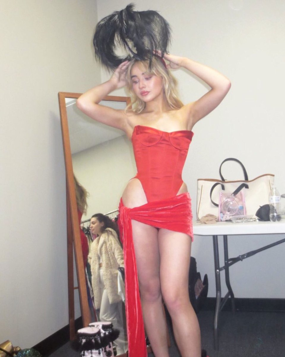 brinajpg's tweet photo. this dress is ABSOLUTELY stunning!! https://t.co/vg9e3Kyi8J