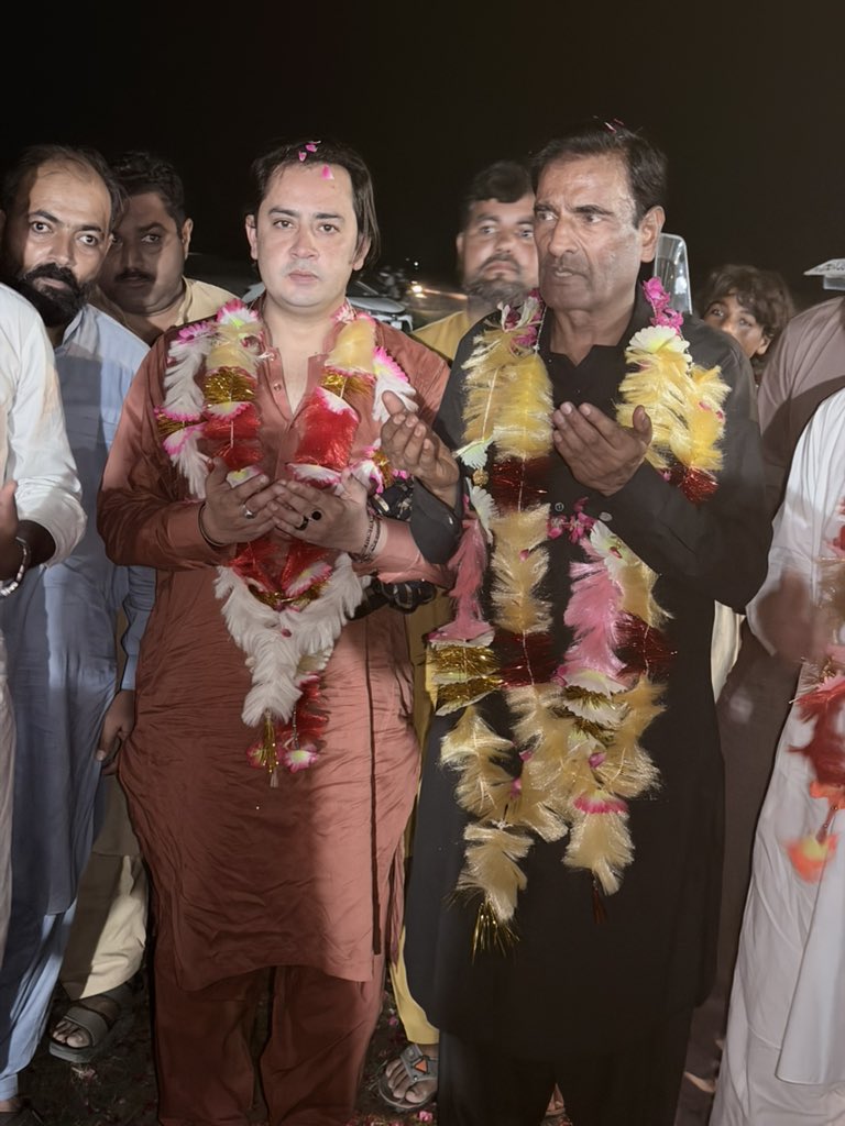 ChamanPeer's tweet photo. کچھ مٹی اتنی بنجر ہوتی ہے کہ اس پر کتنی ہی محبت برسا لو ,کچھ نہیں اگتا ' https://t.co/gll9YrB0i0