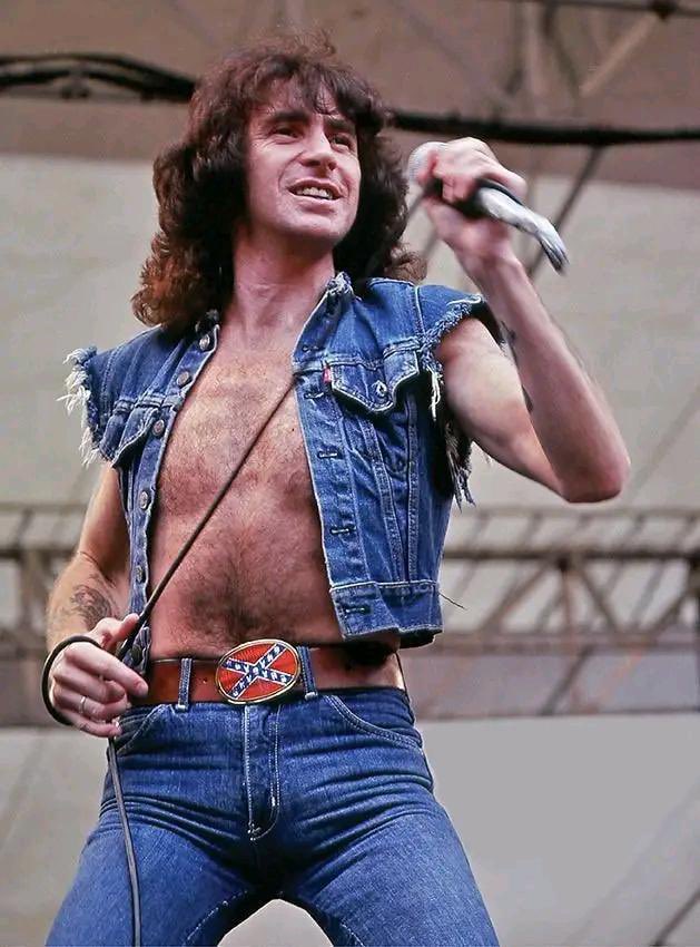 LouderMediaES's tweet photo. Tal día como hoy, 9 de julio de 1946, nació Bon Scott, legendario vocalista de AC/DC. Su voz, carisma y energía ayudaron a convertir a la banda en una de las más grandes de la historia del rock. https://t.co/7yrv3pfeTl