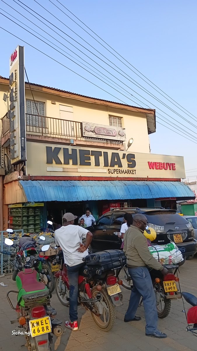 matimbai_'s tweet photo. @KhetiasKenya webuye must be a good place lakini ambieni huyo msichana ako kwa shelves za diapers zijapenda hairstyle yake https://t.co/o6YsQkATY3