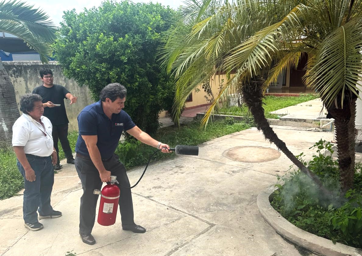 INEYucatan's tweet photo. Con el objeto de establecer medidas preventivas y acciones a seguir en caso de emergencias, proteger la vida humana y minimizar daños materiales, el personal de la #05JuntaDistrital del #INEYucatán en #Umán, participó una Capacitación Especializada en materia de Protección Civil https://t.co/suXTahmjBP