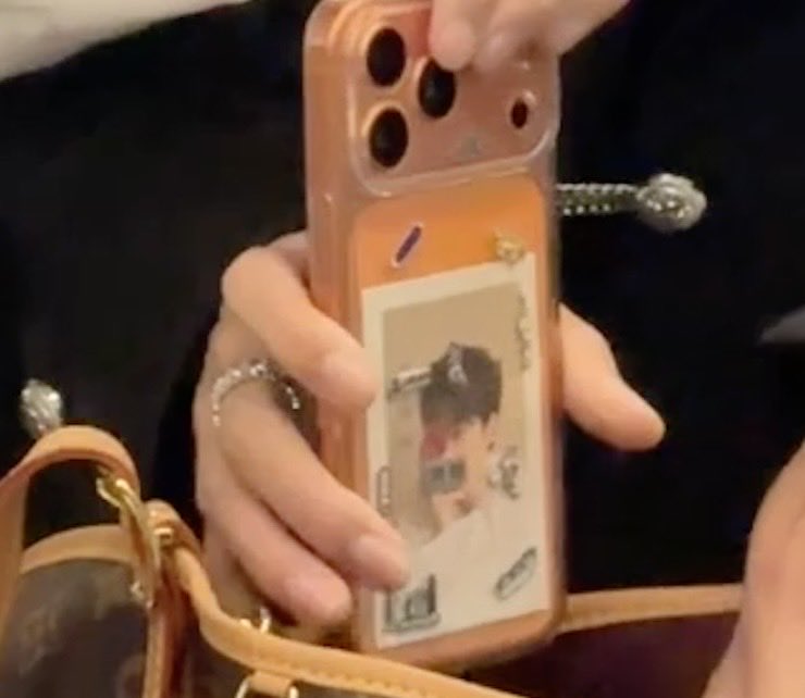 partynextpluto's tweet photo. ruihao has a polaroid of guanyue in his phone case 🤏

#bittersweetlove #guanyue #yanruihao https://t.co/xb06OrSDkK