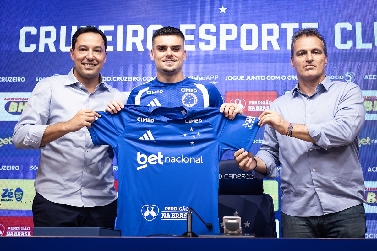 Cruzeiro's tweet photo. Na Toca da Raposa II, o atacante Gabriel Pec foi oficialmente apresentado pelo vice-presidente Pedro Junio e pelo diretor executivo de futebol Bruno Spindel! 🦊🎙️

Confira a coletiva completa na TV Cruzeiro!
📺 https://t.co/PJhSXnyDfQ

📸 @ggaleixo / Cruzeiro https://t.co/JLGqtOejWb