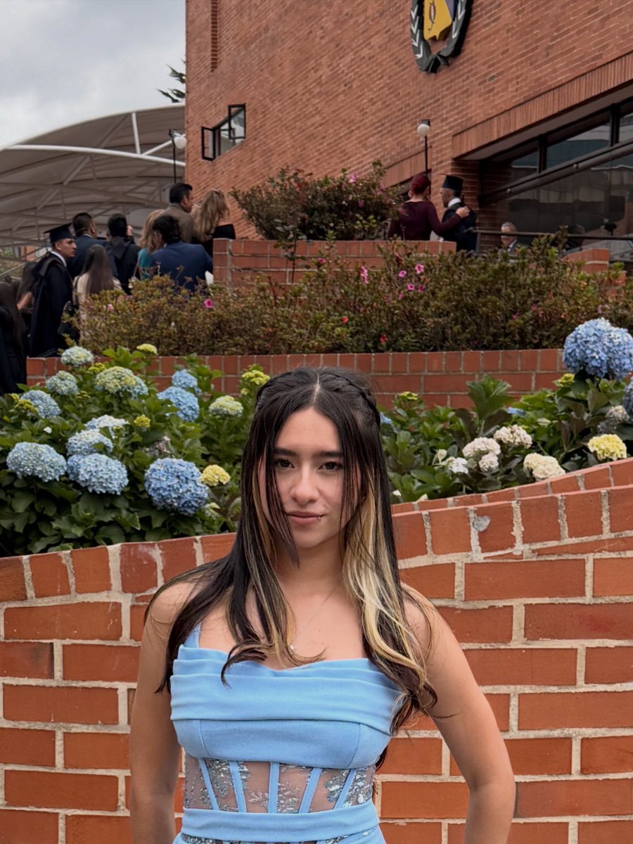 LauraaTula's tweet photo. Ayer me gradué, paso hojas de vida https://t.co/S2iJZzssZB