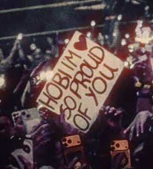 hobiroppi's tweet photo. the "hobi im so proud of you" sign 😭❤️‍🩹 https://t.co/NpDImbqwKJ