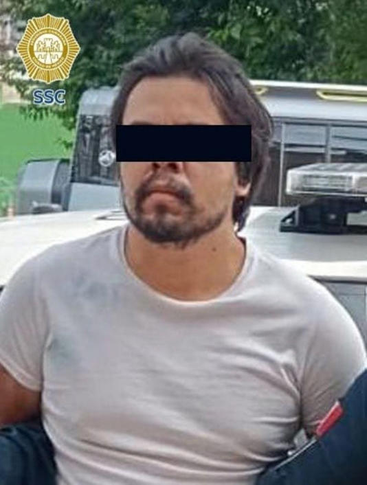 CorresponsalsMX's tweet photo. 🚨Terror en la #CDMX 
¡Llego tarde la ayuda!  para una joven de 19 años que grito para pedir auxilio, se escucharon 📢gritos y golpes, vecinos llamaron al 911 pero al llegar la policía de la @SSC_CDMX  encontraron un cuerpo destazado dentro de una hielera junto a la basura en una casa en la colonia Mártires de #Tacubaya de la @AlcaldiaAO.
En el lugar detuvieron a Luis Alberto Pérez pareja sentimental de la mujer, se encontro un machete.
📹@c4jimenez