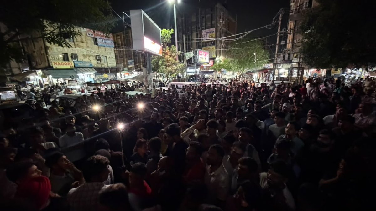 Cockroachisback's tweet photo. Student dialogue at Mukharji nagar.

Hearing the struggles, hopes, and unfiltered realities of UPSC &amp; SSC aspirants only strengthens our resolve. Change in the exam system is overdue. The fight for a better future continues. https://t.co/kWNvDsZAsE