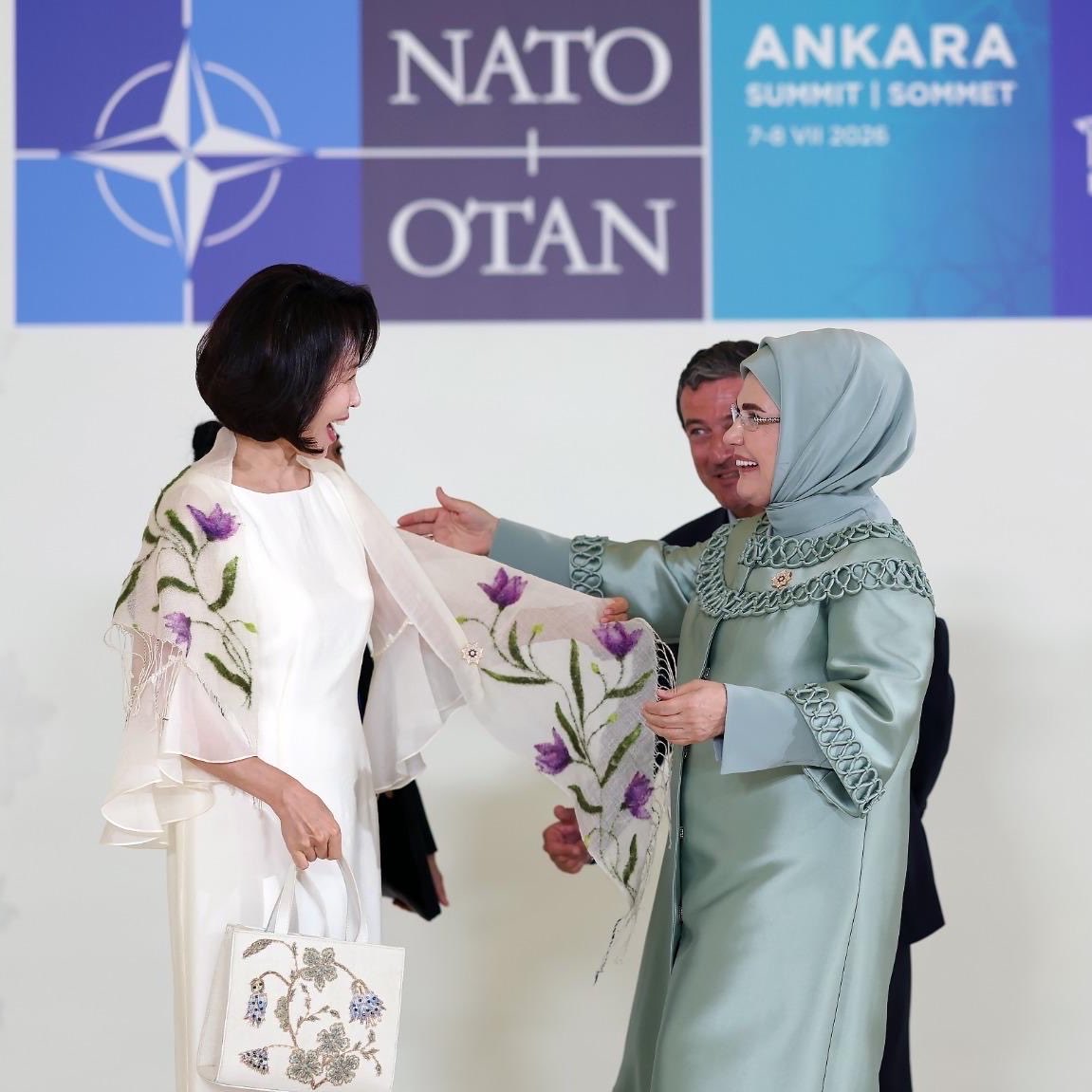 siyahsancakx's tweet photo. 🔴 Güney Kore Devlet Başkanı'nın eşi Kim Hea Kyung, NATO Zirvesine Türkiye'ye önceki gelişinde Emine Erdoğan'ın hediye ettiği şal ve çantayla geldi. https://t.co/HmLy0V00wl