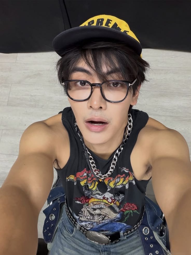 pondcamba's tweet photo. LATINOS | #JoongDunk MINI AU

Donde Dunk es un chico europeo que se muda a Latinoamerica por su padre, ahí conoce a Joong, un Latino que es la definición de "yo de niño en las fiestas dormía en sillas".

¿podrá Joong enamorarlo con la sazón latinoamericana que se carga? https://t.co/QJR4YnIwjF