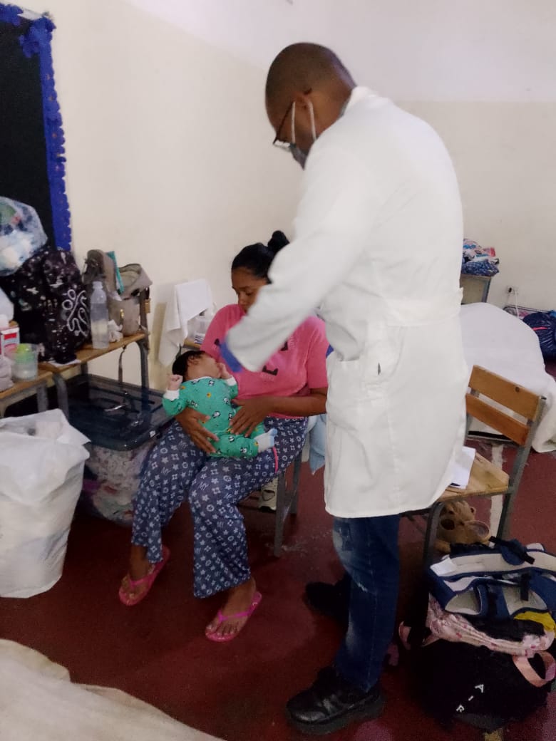 cubacooperaven's tweet photo. En el refugio "República de Ecuador" (ASIC Herrera Vega), la medicina cubana brinda asistencia integral. 🇨🇺🇻🇪 La Dra. Anyileidis Márquez (CDI UBV) y el Dr. Miguel Bombalier (CDI Fuerte Tiuna) ponen su profesionalidad al servicio de las familias afectadas. 

#CubaCoopera https://t.co/nN4kViQGlx
