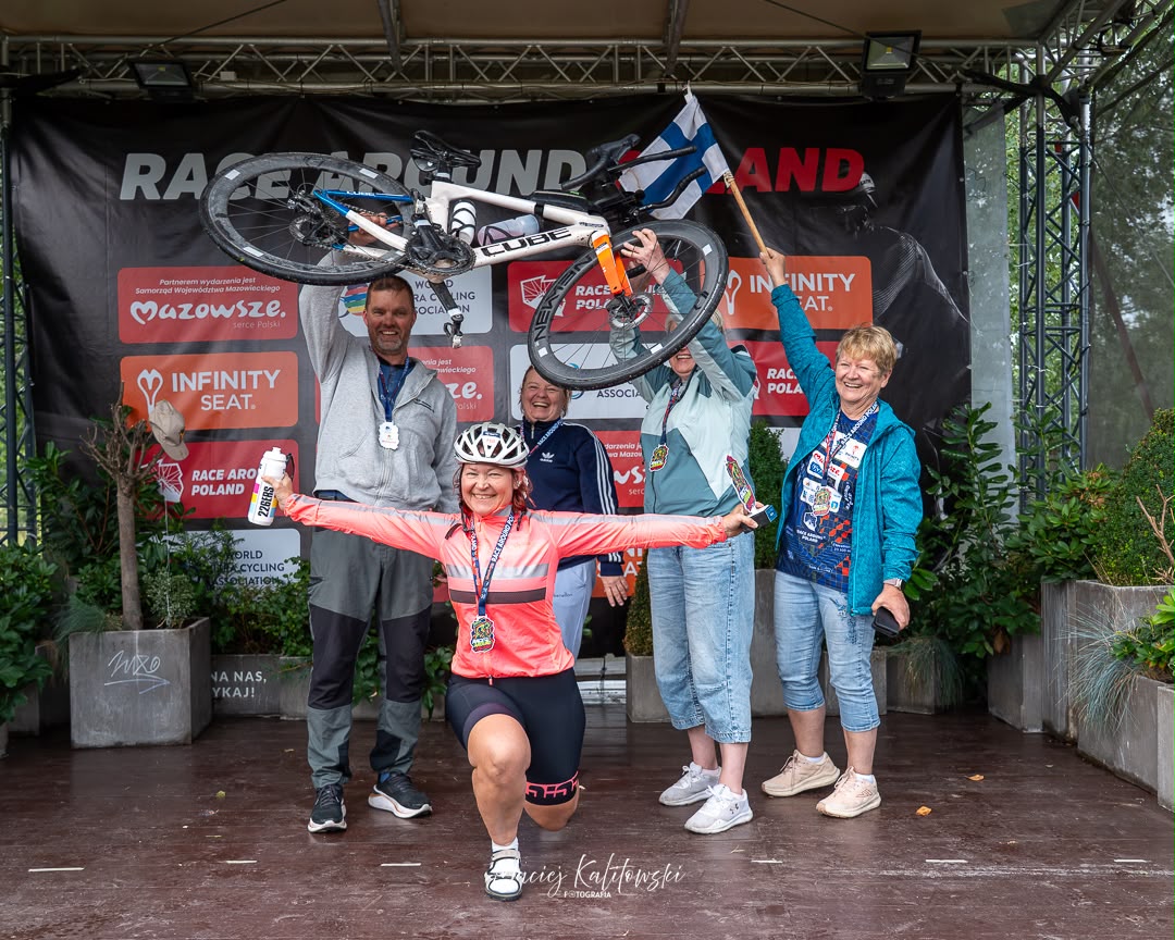 racearoundpl's tweet photo. RACE AROUND POLAND 2026 - DZIEŃ 13
Wczoraj o tej porze w rywalizacji mieliśmy 1 zawodniczkę i 1 zawodnika. Teraz oboje są już na mecie i wyścig mamy zamknięty. 
Oto wyniki końcowe - TOP3 na dystansie 3600:
https://t.co/xImId0yruc
#racearoundpoland2026 #rap2026 #ultracycling https://t.co/UTpYMDmP4K