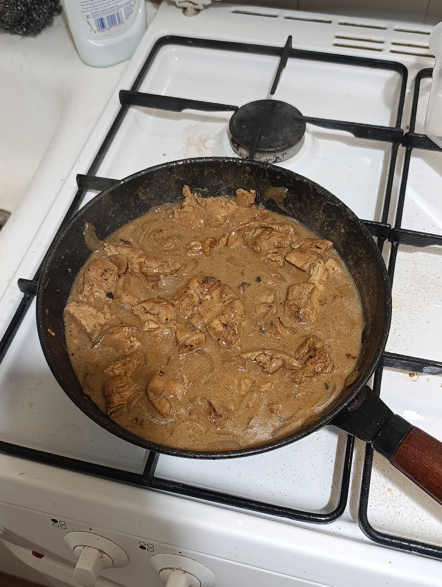 b1polyar04ka's tweet photo. Якийсь дуже рутинний тиждень видався, що аж заріс 🥸 В планах було підстригтись, але шось немає вже сил ні на шо 🫠
Із хорошого, вчора дізнався, що я ше та ґазда, вже не можна буде сказати "як не навчишся готувати, то ніхто заміж не візьме" 👨🏻‍🍳

*Рецепти з тіктоку топ* https://t.co/Rh0AnWNYJR
