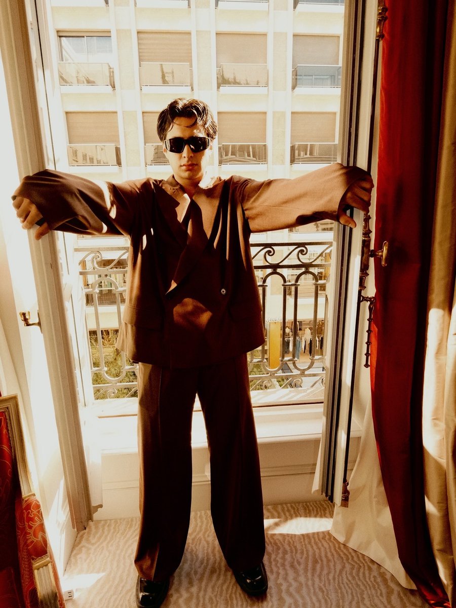 hudnose's tweet photo. he looks extra tall like this https://t.co/2vyx1g6Nsx