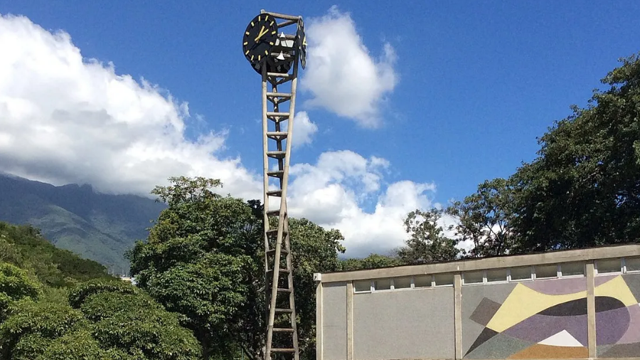 globovision's tweet photo. ⚫ #EnNoticia | UCV suspende actividades académicas ordinarias hasta el 1 de septiembre

El Consejo Universitario determinó que las actividades administrativas se mantendrán operativas según lo estipulado por cada dependencia, mientras la casa de estudios refuerza su despliegue de apoyo comunitario y asistencia médica.

📷 Cortesía