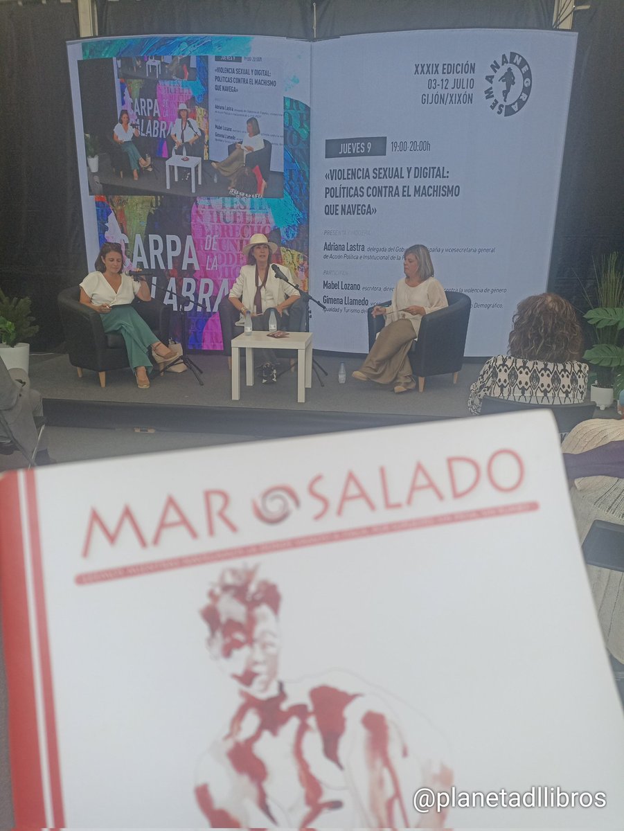 PlanetadlLibros's tweet photo. @snegra de pie y con abanico improvisado.
Ni un alfiler cabe. El tema lo merece. Y las #mujeres que #hablan: 
Mabel Lozano, @GimenaLlamedo y Adriana Lastra. 
Empieza bien, esta última:
«Hay espacios digitales donde se hace negocio con la misoginia»
Mabel: @OnlyFans
Promete 🤨🤬 https://t.co/icniuoahb8