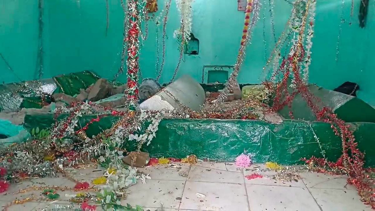 Jitendr99863755's tweet photo. कौशाम्बी में मजार पर तोड़फोड़ से तनाव!

कोखराज थाना क्षेत्र के शहजादपुर उपहार गांव स्थित सैय्यद सलार गाजी की मजार में तोड़फोड़ के बाद इलाके में तनाव का माहौल है। आरोप है कि कुछ लोगों ने धर्मांतरण और लव जिहाद के आरोप लगाते हुए मजार को नुकसान पहुंचाया। 
@Uppolice 
@kaushambipolice https://t.co/nrPBNEwULM