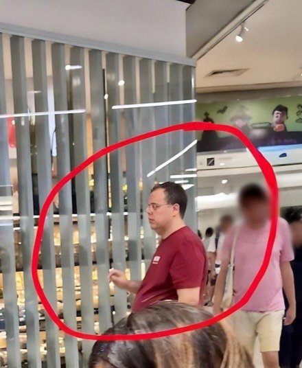JoaquinTeixeira's tweet photo. ⚠️ BAHIA: Mateus da Costa Meira, que em 1999 entrou atirando em uma sala de cinema matando 3 pessoas, foi flagrado circulando livremente em shopping de Salvador. Blogueiro foi condenado a 120 anos de prisão. https://t.co/WvuuG5kDMx