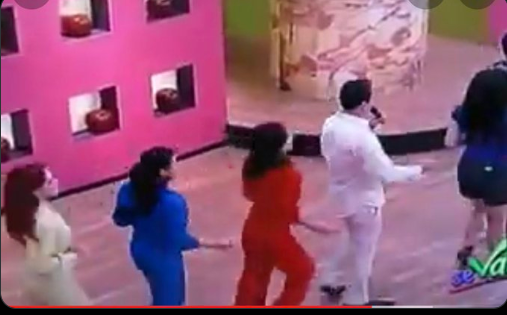 Daisy_Tuits's tweet photo. @tudimebeto Me dio vibes de "arremangala, arrempujala" 🤣🤣🤣 https://t.co/7ze3HtGtnm
