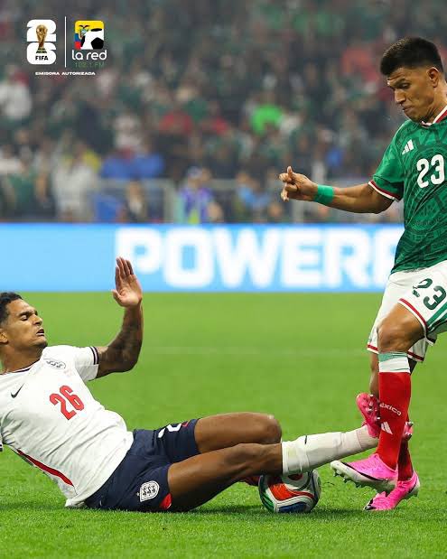 ArturoVill7's tweet photo. 🏴󠁧󠁢󠁥󠁮󠁧󠁿🚨 Increíble, pero cierto.

Jarell Quansah recibió dos partidos de suspensión de la FIFA tras la roja contra México.

Sí, fue una entrada dura y la expulsión era correcta. Nadie está diciendo lo contrario.

¿Pero dos partidos? Qué curioso que con unos la FIFA se pone durísima, mientras otros reparten patadas similares y ni amarilla les sacan.

Con esta sanción, Inglaterra pierde a un jugador clave contra Noruega y también en una hipotética semifinal contra Argentina.

La vara no es pareja. Nunca lo ha sido.