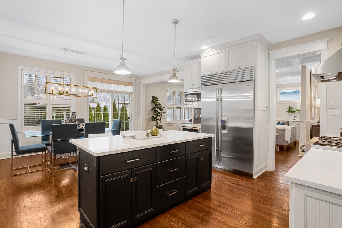 JonJaneway's tweet photo. Farmhouse sink. Waterfall island. A fridge that disappears into the cabinetry instead of fighting it. This Hinsdale kitchen photographs like it was built for it.

📍 Hinsdale, IL

https://t.co/8w02wuaxAl

#ChicagoRealEstate #Hinsdale #RealEstatePhotography https://t.co/GYHuHnUYGp