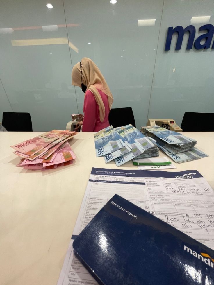 MichelleWi2gw's tweet photo. Ex banker BUMN pita kuning here
Pernah & sering dpt omongan ga enak dri atasan yg bikin jdi salah satu hal menguatkan utk ajukan resign, pas teams meeting dia ngomong enteng bgt;

"Perusahaan udah bayar gaji lu besar tpi lu ga deliver performance (gw lagi ga achive target bulan itu), makan gaji buta itu namanya, ga berkah tuh gaji yg lu kasi ke anak istri lu"

Bulan puasa 2025 gw lsung ajukan resign dgn alasan diterima kerja di bank lain, padahal enggak, krn gw udah muak aja di ktr toxic itu.

Krn kebijakan perusahaan resignnya wajib 3 month notice, selama 3 bln itu gw telen aja hinaaan/cacian atasan tpi dg hati yg sudah plong haha.....dan krn masih ada sisa 20 hari cuti gw habiskan jadinya sekitar 2 bln aja setelah lebaran 2025 gw cabut dri ktr itu. Happy ending 🤗😜

cc : soerjo13
