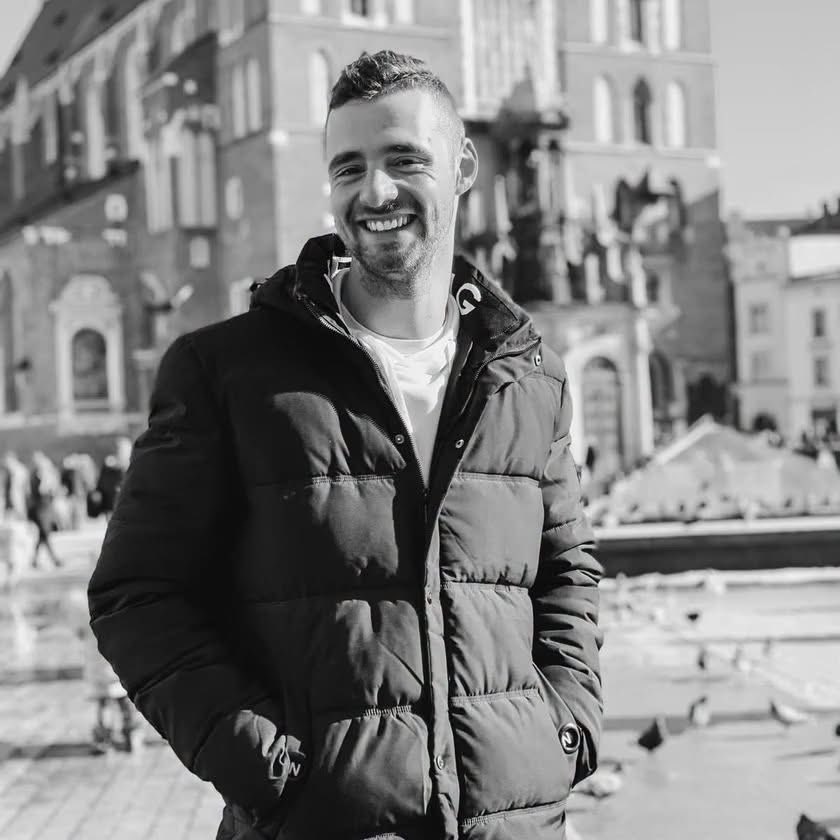 damian_zurawski's tweet photo. Są sprawy, o których nie potrafię zapomnieć. Ta jest jedną z nich.

Dwa lata temu podczas koncertu Marcin Mizia stanął w obronie innych. Nie odwrócił wzroku. Nie udawał, że nic się nie dzieje. Zareagował.

Za tę odwagę zapłacił najwyższą cenę.

Na oczach tłumu i własnej żony został powalony na ziemię i brutalnie kopany przez agresywnych, pijanych nastolatków. Człowiek stracił życie tylko dlatego, że miał odwagę zrobić to, czego wielu w takiej chwili się boi.

Dziś zapadł wyrok. Trzech sprawców, którzy w chwili popełnienia czynu mieli po 16 lat, będzie przebywać w poprawczaku do ukończenia 21. roku życia.

Szlag mnie trafia, nie zamierzam udawać, że wszystko jest w porządku, bo do cholery nie jest.

Dla mnie są czyny, za które wiek nie powinien być tarczą. Jeśli ktoś świadomie bierze udział w tak brutalnym pobiciu człowieka, które kończy się jego śmiercią, powinien odpowiadać jak dorosły.

Życia Marcina nikt już nie odda. Nikt nie odda męża jego żonie. Nikt nie odda syna i bliskiego jego rodzinie.

Mam dziś ogromne poczucie niesprawiedliwości. Odnoszę wrażenie, że w takich sprawach system bardziej chroni sprawców niż daje poczucie sprawiedliwości rodzinie ofiary.

I wiem, że nie każdy zgodzi się z tym, co napiszę, ale powiem to wprost: dla mnie człowiek, który świadomie odbiera drugiemu życie, nie przestaje być odpowiedzialny za swój czyn tylko dlatego, że ma 16 lat.

Wyrok jest nieprawomocny, ale moje rozczarowanie tym, jak dziś wygląda odpowiedzialność za najcięższe przestępstwa popełniane przez nieletnich, jest ogromne. Są granice, których przekroczenie powinno oznaczać odpowiedzialność jak dla dorosłego.

Życie Marcina skończyło się tamtego wieczoru. Ich kara skończy się za kilka lat.

Proszę Was o reakcję i udostępnienie tego wpisu. Wyrok jest nieprawomocny, a bardzo zależy mi na tym, aby sprawcy zostali osądzeni jak dorośli i ponieśli odpowiedzialność adekwatną do tego, co zrobili.

Pamiętamy, Marcinie. Pamiętamy, że stanąłeś w obronie innych i próbowałeś uratować drugiego człowieka. Nie przestaniemy mówić o tym, co Cię spotkało.

I jest jeszcze jedna rzecz, o której trudno nie wspomnieć. Przez cały proces sprawcy nie wykazali żadnej skruchy ani prawdziwej refleksji nad tym, co zrobili. Trudno zrozumieć, jak można odebrać komuś życie, a później nie zdobyć się nawet na szczery żal wobec rodziny, która będzie żyła z tą tragedią już na zawsze.