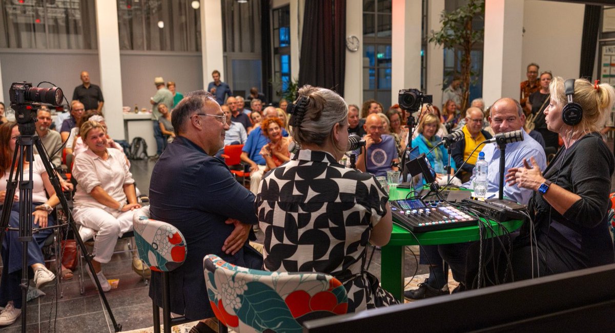 mariannezw's tweet photo. Ik kom daar met ruim 100.000 euro geïnvesteerd vermogen aan. Dan zijn er duizenden euro’s out of pocketkosten voor 1 avond. Heb ik mensen in moeten huren voor allerlei zaken (techniek, schoonmaak, horeca etc). 

Zit er ook nog BTW in die 35 euro per kaartje.

Heb ik 15 jaar gebouwd aan het bereik voor mijn uitzendingen.

En
Ga
Zo
Maar
Door

https://t.co/leeCzF521U