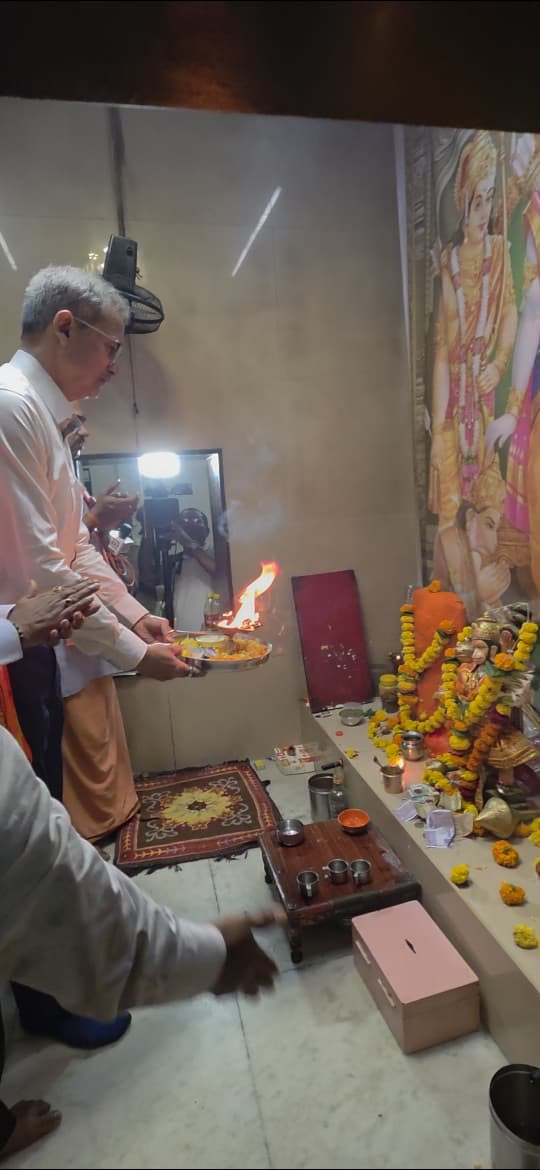 ianildesai's tweet photo. प्रभू श्रीरामचंद्रांच्या अयोध्या मंदिरातील दानपेटीवर झालेल्या लुटमारीच्या घटनेचा तीव्र निषेध नोंदवण्यासाठी शिवसेना (उद्धव बाळासाहेब ठाकरे) पक्षाच्या वतीने शीव कोळीवाडा विधानसभेच्या विद्यालंकार मार्ग येथील श्री हनुमान मंदिर येथे 'रामरक्षा', 'महाआरती' आणि 'निषेध आंदोलन' माझ्या मार्गदर्शनाखाली करण्यात आले. 
 यावेळी शीव कोळीवाडा विधानसभाप्रमुख गोपाळ शेलार यांनी या आंदोलनाचे नेटके आयोजन केले. या प्रसंगी विभागप्रमुख प्रमोद शिंदे, महिला विभाग संघटक पद्मावती शिंदे, निरीक्षक शिवाजी गावडे, विधानसभा संघटक गजानन पाटील यांच्यासह युवासेना व स्थानिक पदाधिकारी-कार्यकर्ते मोठ्या संख्येने उपस्थित होते.

#प्रभूश्रीराम #अयोध्या #ShivsenaUBT #Mumbai #AnilDesai