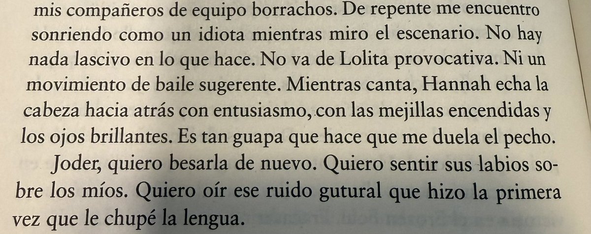 kathhsr's tweet photo. 📚 Vaale! Esto era lo que pensaba, mientras ella cantaba. 😏
Kiss me. Prohibido enamorarse. 
Elle Kennedy. https://t.co/DaozkvaMwG