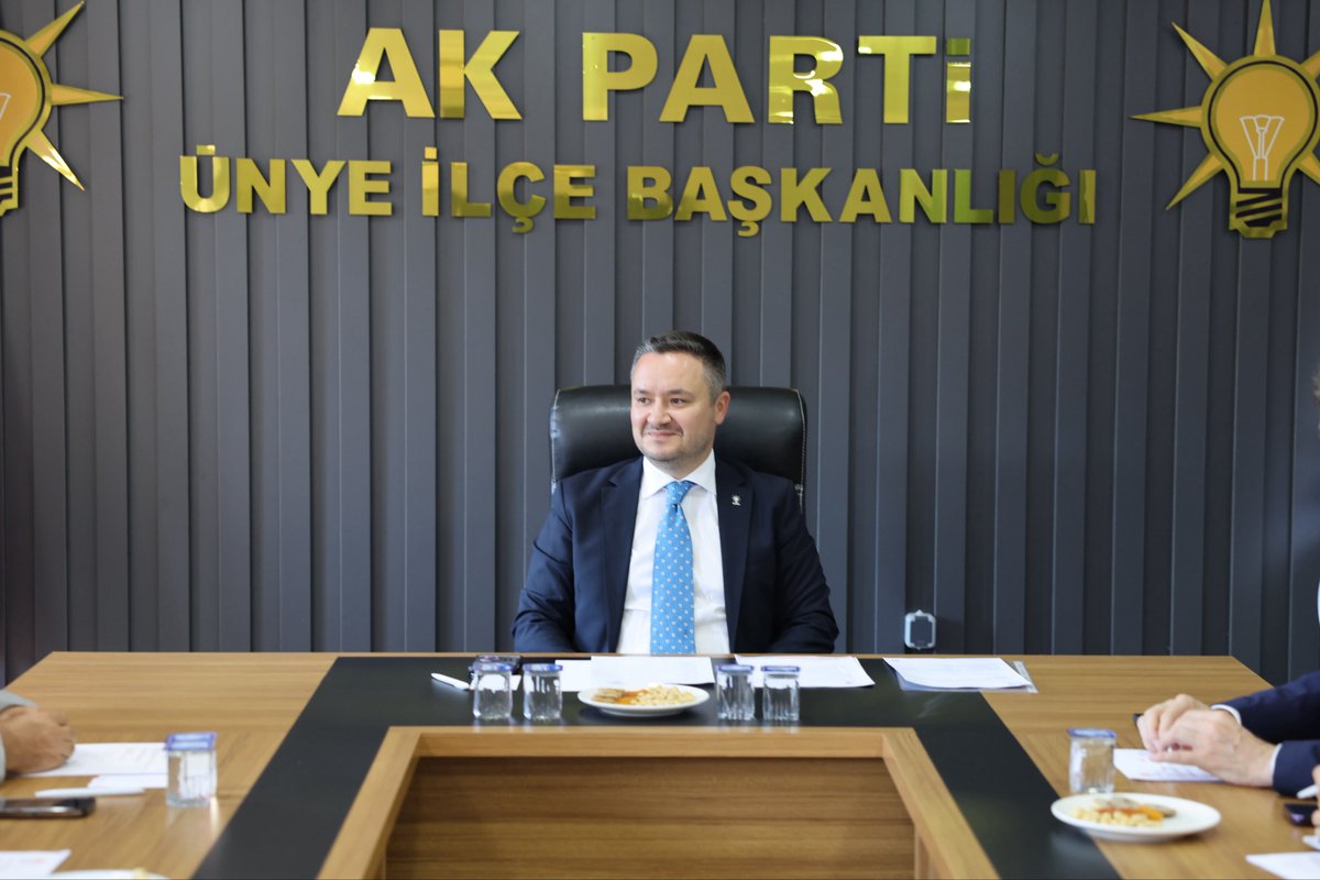 ozdemirsamet's tweet photo. 📍 Ünye

İlçe Başkanları Aylık Olağan Toplantımızı AK Parti Ünye İlçe Başkanlığımızda gerçekleştirdik.

Cumhurbaşkanımız ve Genel Başkanımız Sayın Recep Tayyip Erdoğan’ın ortaya koyduğu Türkiye Yüzyılı vizyonu doğrultusunda, teşkilatlarımızla birlikte çalışmalarımızı kararlılıkla sürdürüyoruz.

Toplantımızda teşkilat çalışmalarımızı değerlendirerek istişarelerde bulunduk. Birlik ve beraberlik içerisinde, milletimize hizmet yolunda azim ve gayretle çalışmaya devam edeceğiz.

Toplantımızın AK Partimize ve şehrimize hayırlı olmasını diliyorum.