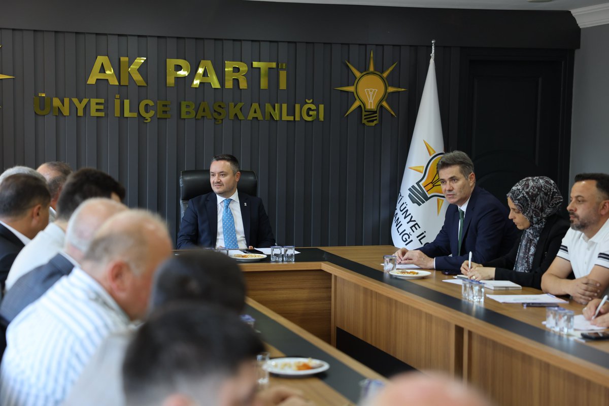 ozdemirsamet's tweet photo. 📍 Ünye

İlçe Başkanları Aylık Olağan Toplantımızı AK Parti Ünye İlçe Başkanlığımızda gerçekleştirdik.

Cumhurbaşkanımız ve Genel Başkanımız Sayın Recep Tayyip Erdoğan’ın ortaya koyduğu Türkiye Yüzyılı vizyonu doğrultusunda, teşkilatlarımızla birlikte çalışmalarımızı kararlılıkla sürdürüyoruz.

Toplantımızda teşkilat çalışmalarımızı değerlendirerek istişarelerde bulunduk. Birlik ve beraberlik içerisinde, milletimize hizmet yolunda azim ve gayretle çalışmaya devam edeceğiz.

Toplantımızın AK Partimize ve şehrimize hayırlı olmasını diliyorum.