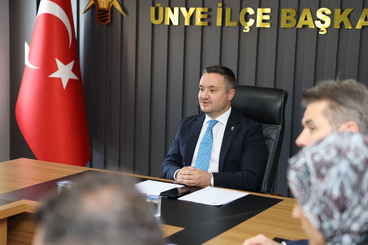 ozdemirsamet's tweet photo. 📍 Ünye

İlçe Başkanları Aylık Olağan Toplantımızı AK Parti Ünye İlçe Başkanlığımızda gerçekleştirdik.

Cumhurbaşkanımız ve Genel Başkanımız Sayın Recep Tayyip Erdoğan’ın ortaya koyduğu Türkiye Yüzyılı vizyonu doğrultusunda, teşkilatlarımızla birlikte çalışmalarımızı kararlılıkla sürdürüyoruz.

Toplantımızda teşkilat çalışmalarımızı değerlendirerek istişarelerde bulunduk. Birlik ve beraberlik içerisinde, milletimize hizmet yolunda azim ve gayretle çalışmaya devam edeceğiz.

Toplantımızın AK Partimize ve şehrimize hayırlı olmasını diliyorum.