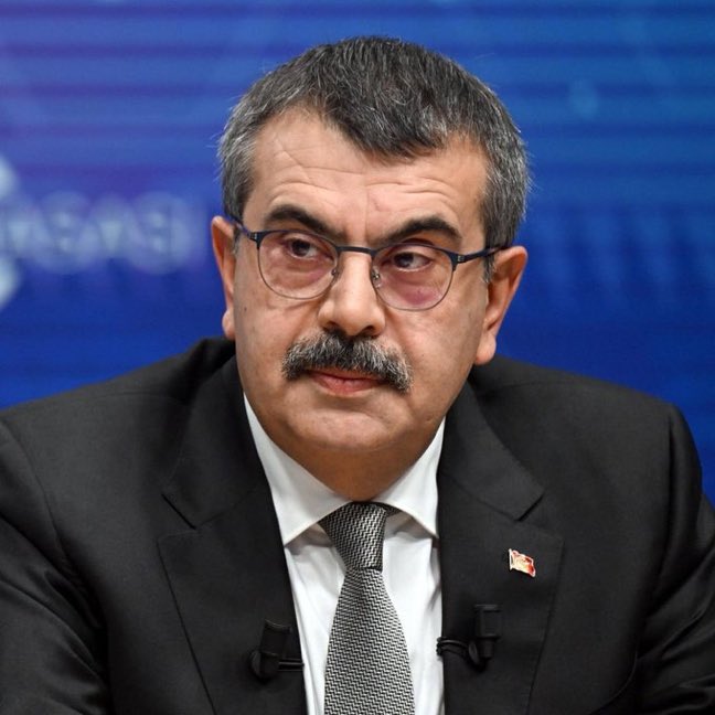 gokceekatuun's tweet photo. 8. sınıf ders kitaplarından, son Osmanlı padişahı Vahdettin’in İngiliz gemisiyle ülkeyi terk ettiği bilgisi çıkarıldı.
Bu konu hakkında ne düşünüyorsunuz? https://t.co/AJD7JS3rJ9