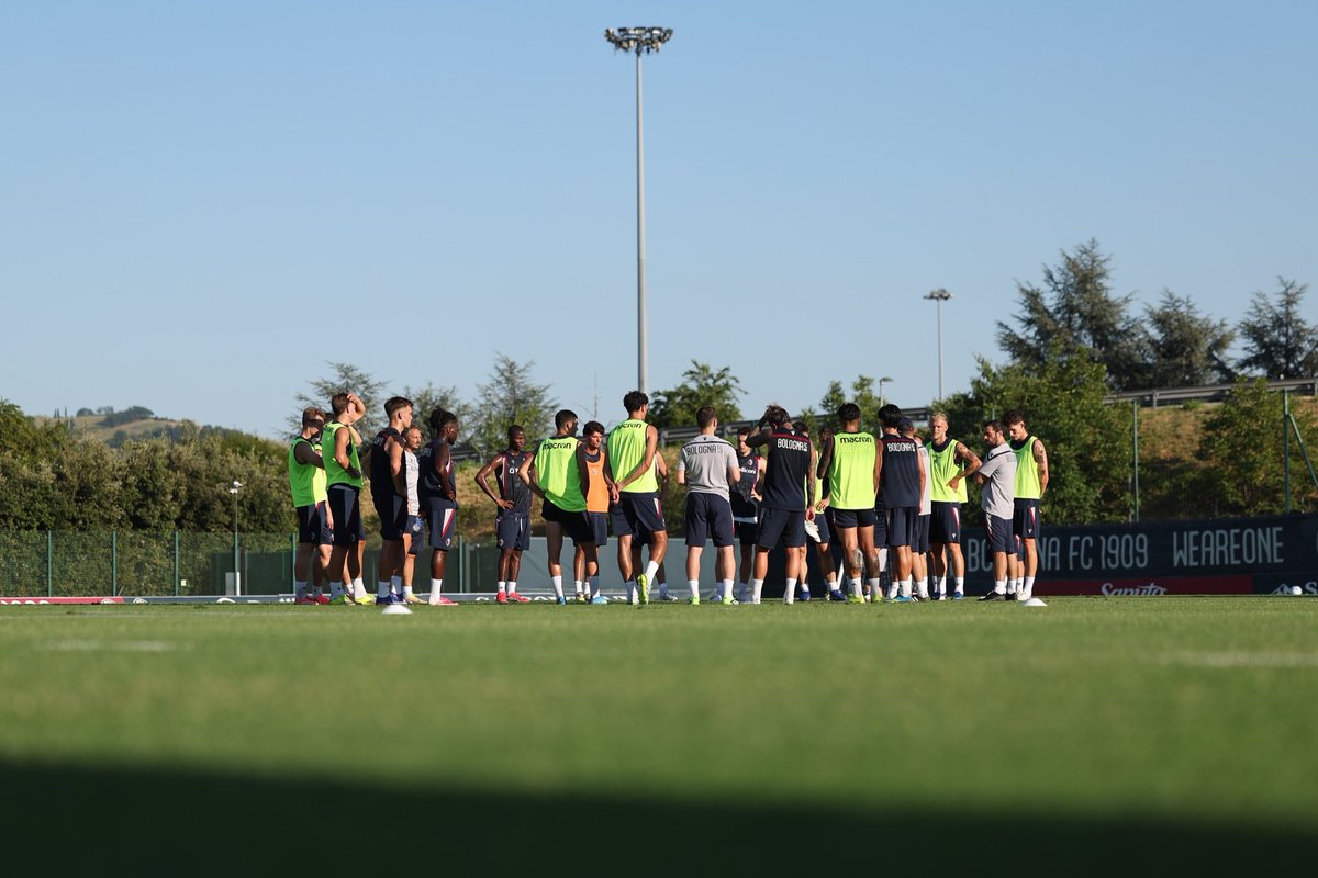 PietroCeleste01's tweet photo. 🏃🏻 Terminati nella mattinata di oggi i test, questo pomeriggio i ragazzi di #Tedesco si sono allenati sul campo. Attivazione atletica col pallone, esercitazioni tecniche e corsa finale. Programma personalizzato per Federico #Ravaglia ed Emil #Holm.
#Bolognafc #allenamento https://t.co/xUP1DUAGNt