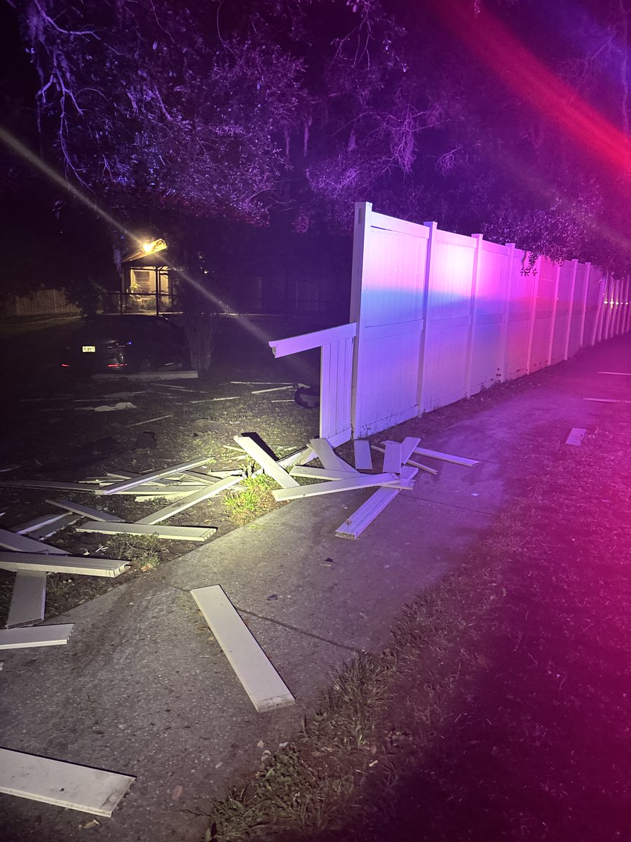 HCSOSheriffESP's tweet photo. 🚨Conductor ebrio arrestado tras choque grave🚨
Un conductor ebrio está tras las rejas después de causar un choque grave y huir de la escena. El 7 de julio de 2026, a las 11:42 p.m., Kelly Castleman, de 30 años, conducía por Turner Road en Tampa cuando chocó por atrás contra un sedán, empujándolo hacia una SUV y causando una colisión de frente. El vehículo de Castleman siguió hacia el norte, atravesó una cerca y se detuvo en el patio de una residencia cercana antes de que él huyera a pie.
El conductor del sedán fue trasladado a un hospital local en condición crítica. El conductor del SUV también fue llevado al hospital con heridas graves.
Los Investigadores de Accidentes, el Equipo de Drones y la Unidad K-9 del #teamHCSO respondieron rápidamente para buscar a Castleman. Fue localizado a aproximadamente una milla de distancia, en su apartamento, y fue puesto bajo custodia.
Castleman proporcionó muestras de aliento de .287/.283.