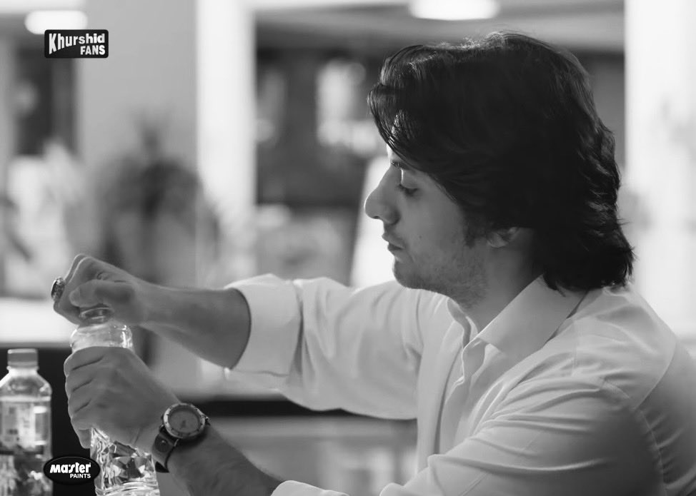 wjdalmu's tweet photo. HE OPENS HER BOTTLE AND THE DOOR FOR HER… GENTLEMAN.
#zanjeerain https://t.co/QS2G727ayO