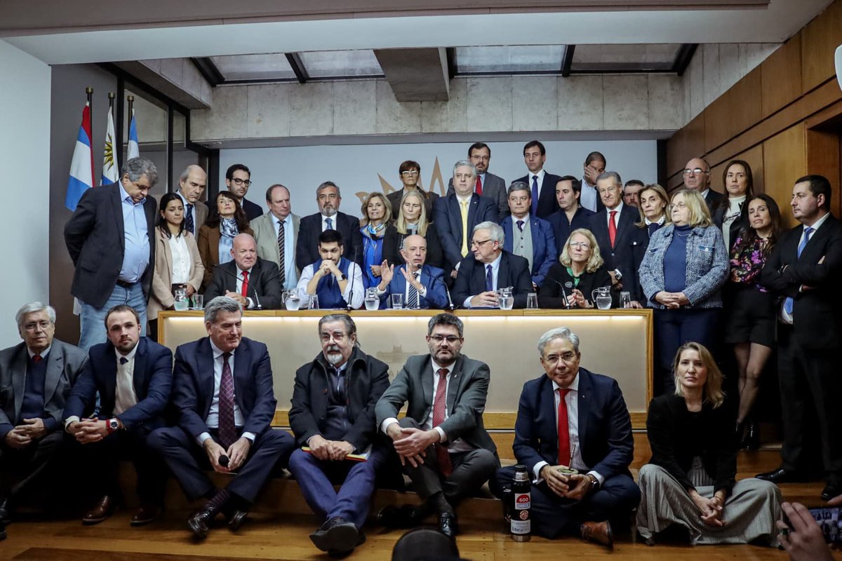 Maferauer's tweet photo. Insistimos en que el Gobierno no ha sabido encarar con responsabilidad, rumbo claro y definido los temas que más afectan a los uruguayos.

Como Coalición Republicana, nuestro voto al proyecto en general de la Rendición de Cuentas 2025 va a ser negativo. https://t.co/U0SLioNFiF