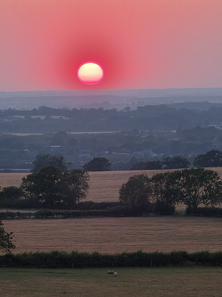 MetWatchUK's tweet photo. A vivid sunset last night, perhaps enhanced by smoke from somewhere! https://t.co/ly6eEkWpR4