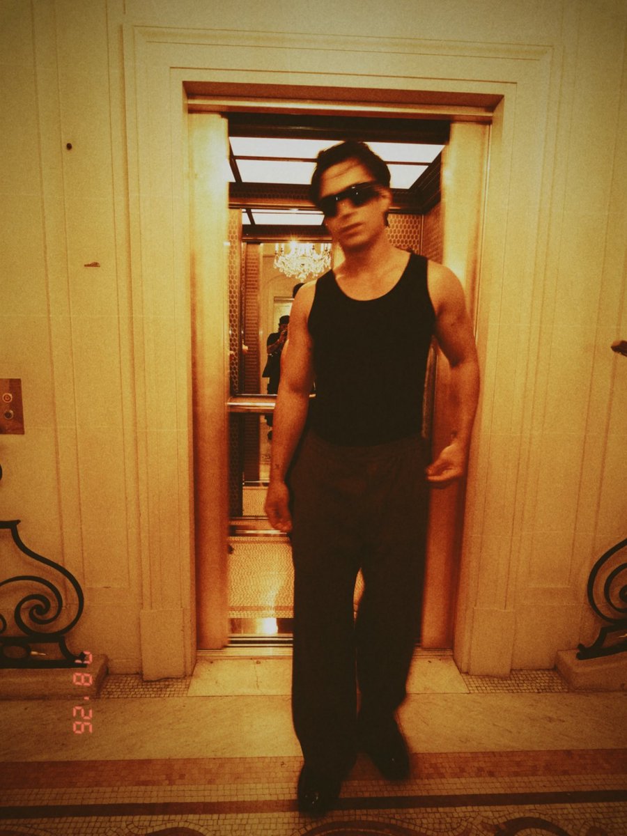 user_300715's tweet photo. He’s so hot https://t.co/qEHOiyTXeD